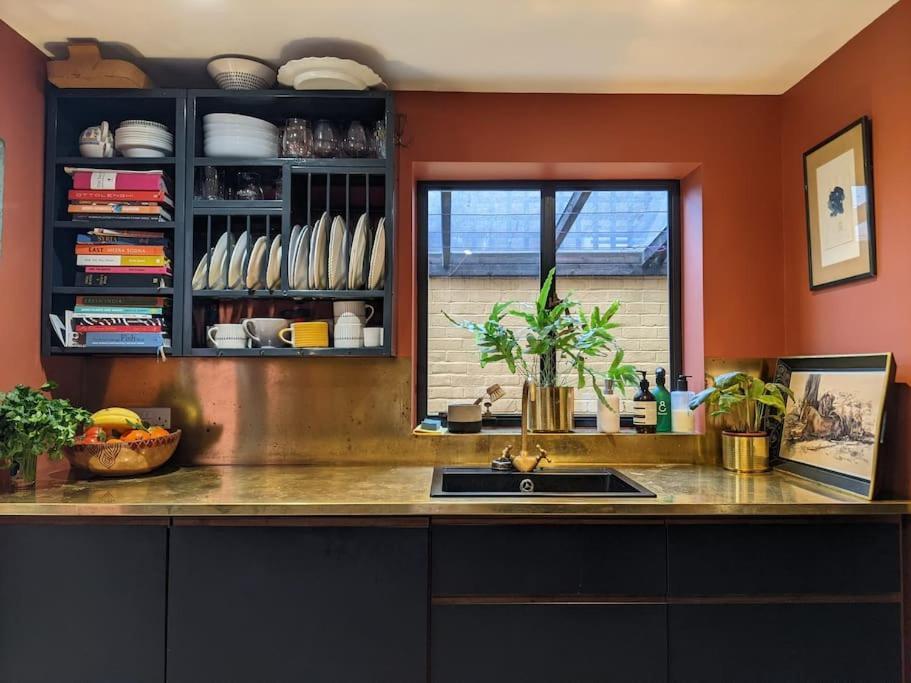 Stylish 1 Bed With Large Plant Filled Garden Apartment