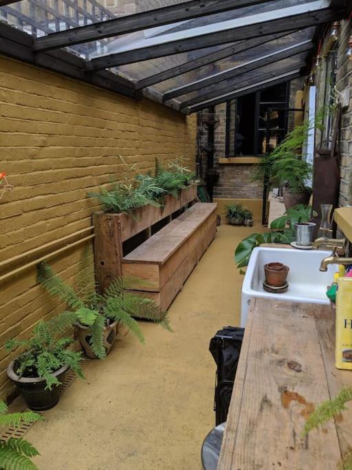 Stylish 1 Bed With Large Plant Filled Garden Apartment *