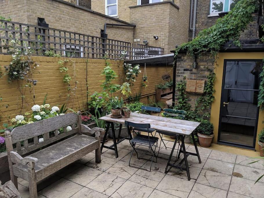 Stylish 1 Bed With Large Plant Filled Garden Apartment London
