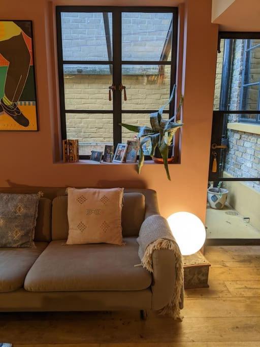 Apartment Stylish 1 Bed With Large Plant Filled Garden *