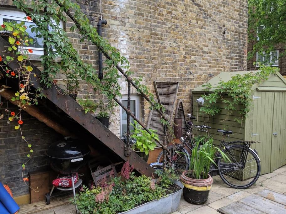 Stylish 1 Bed With Large Plant Filled Garden * London