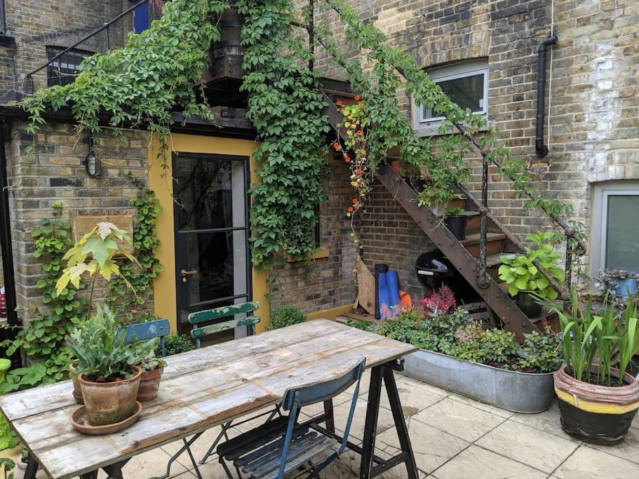 Stylish 1 Bed With Large Plant Filled Garden * London