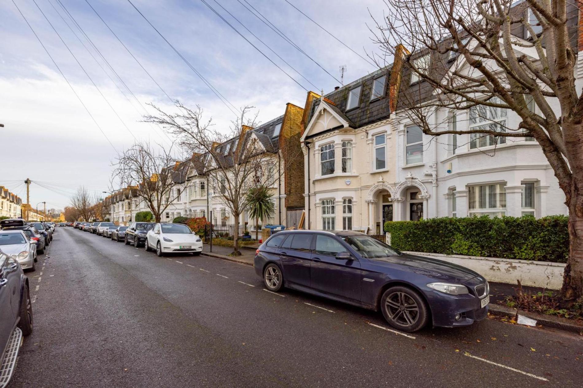 Fabulous 4 Bedroom Family In Fulham Apartment *