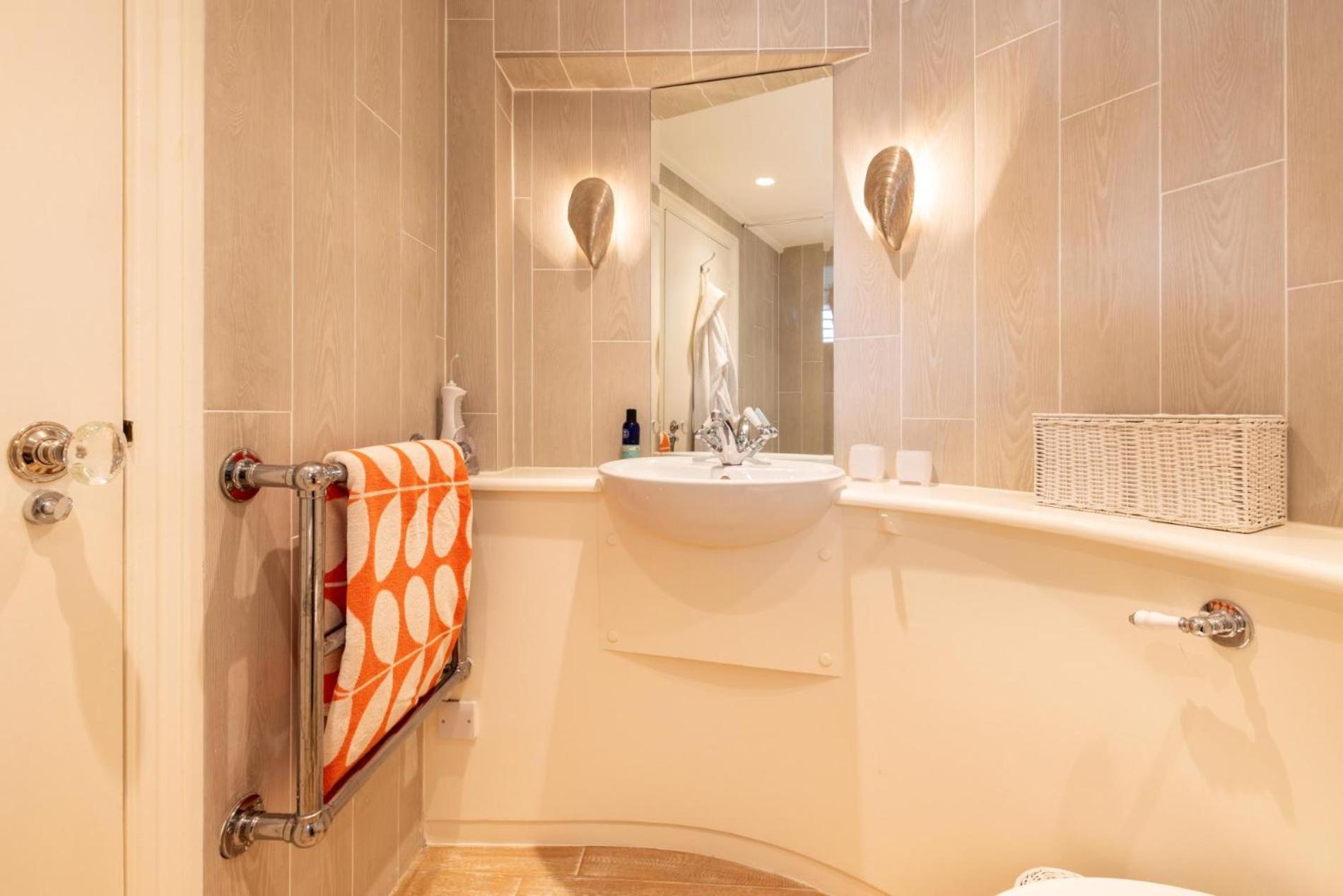 A Royal - Stylish 2 Bedroom In Kensington Apartment *