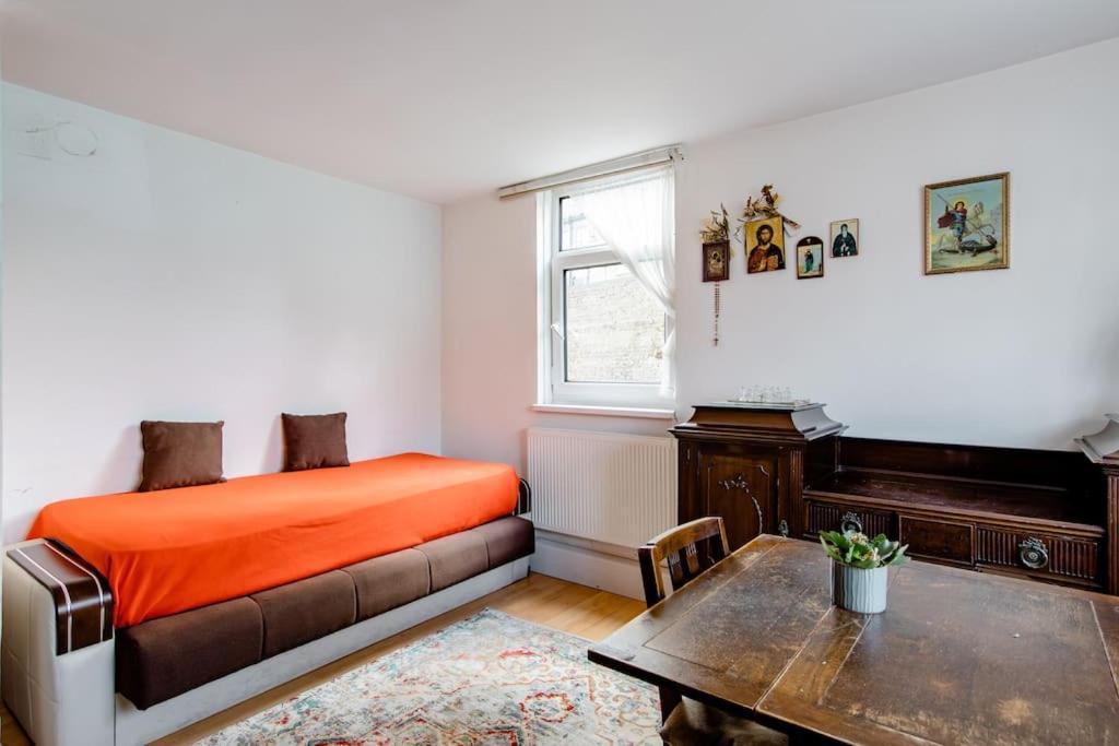 Bright & Spacious In Battersea, *