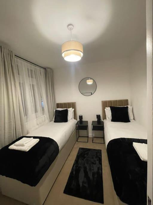 Elegant Cosy In Wembley 8 Max + Driveway Apartment *