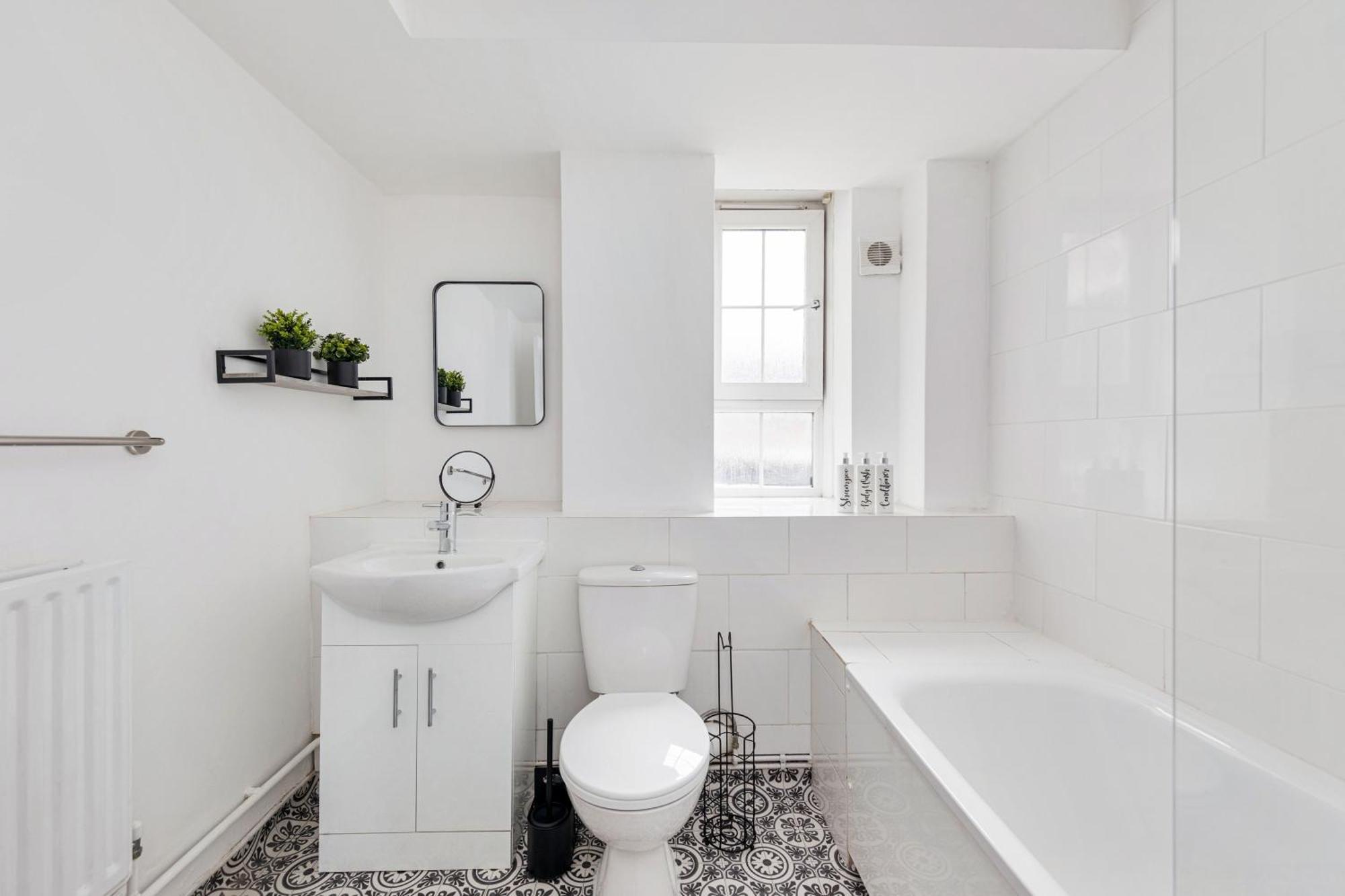 Sleek Shoreditch Hideout - 2 Bed Gem With Balcony In Apartamento Londres