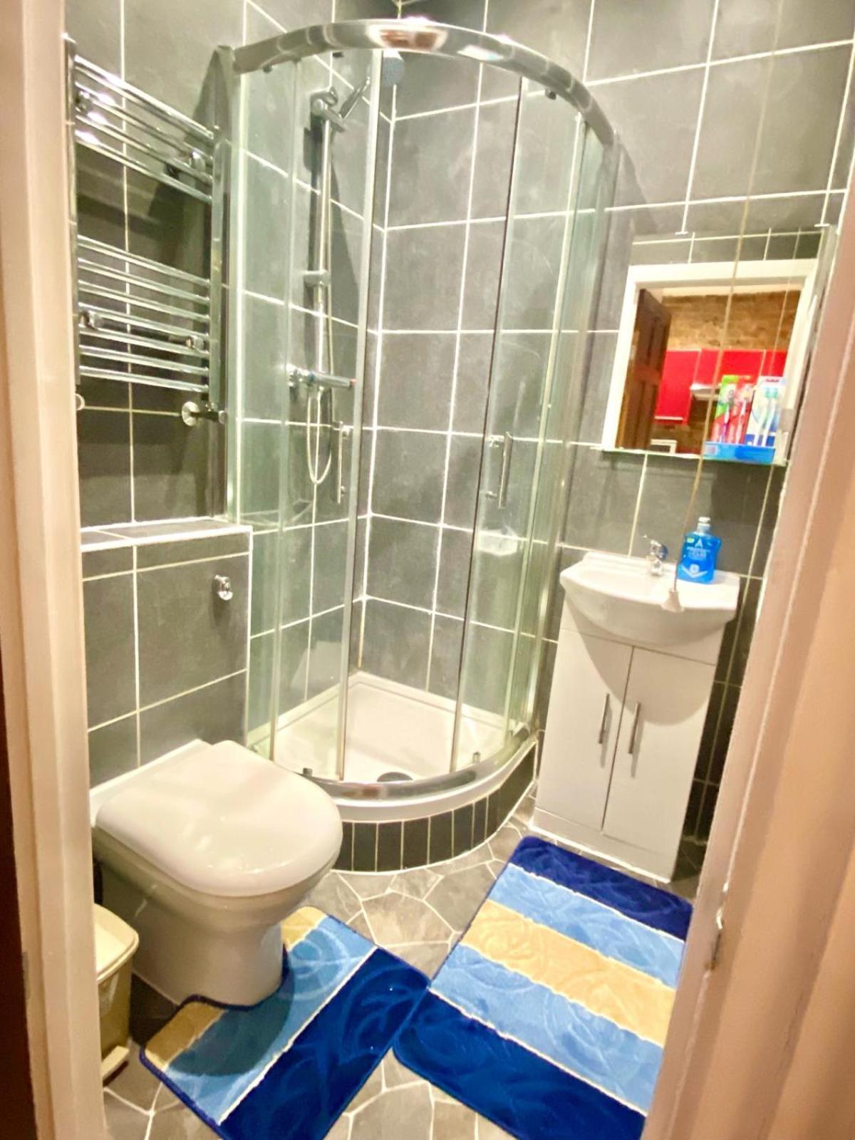 Entire One Bedroom Flat In Central * Londen