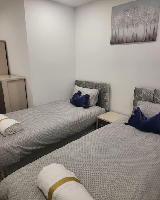2 Bedrooms 2baths 3toilets Near Excel City Airport O2 Sleeps Up To 5 Apartment