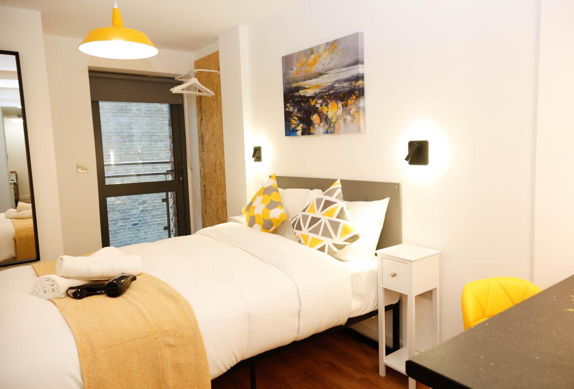 Privatunterkunft New Luxury In The Heart Of Next To Shops, Cafes, Bars & Metro With Shared Bathrooms London