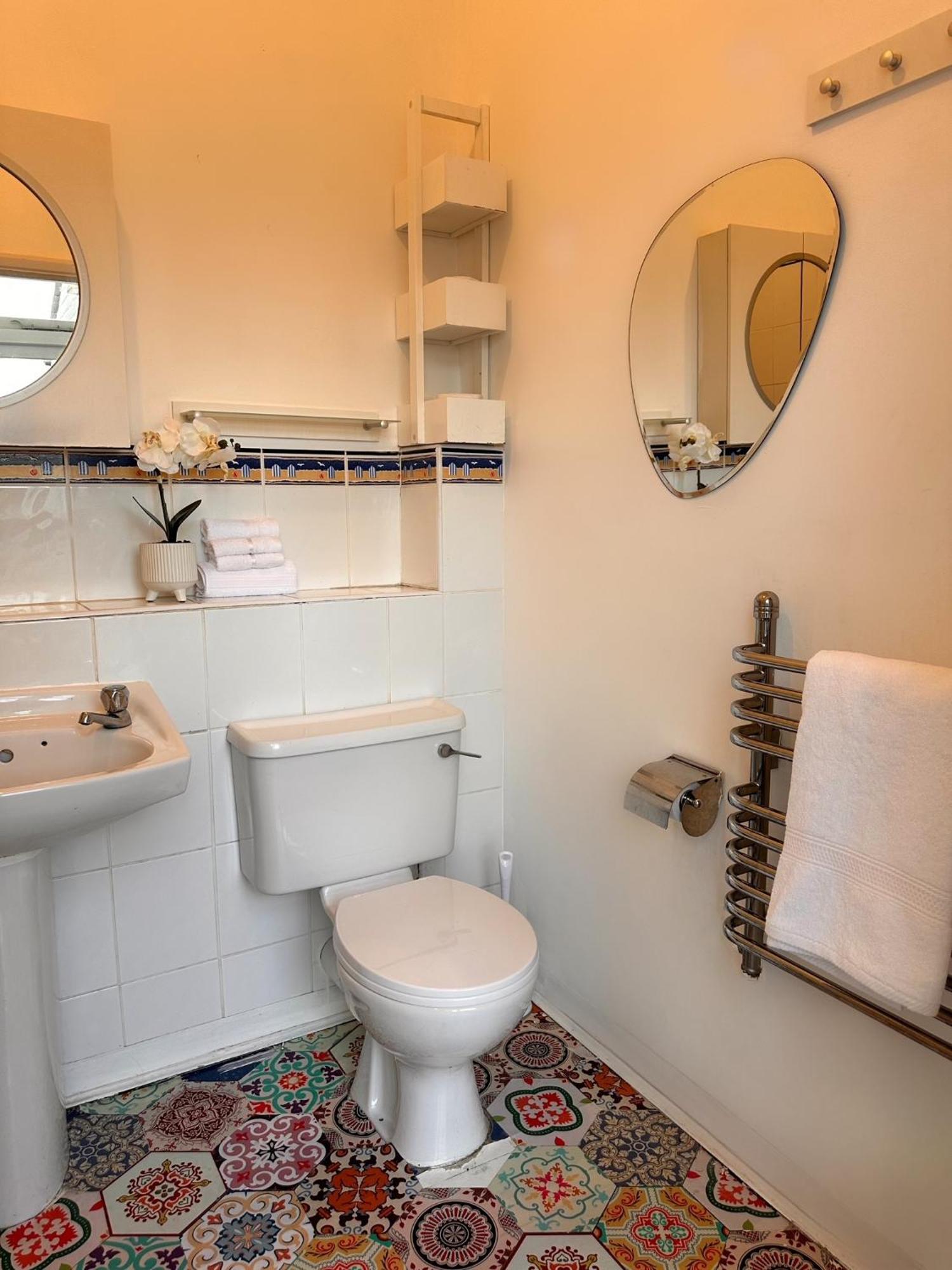 Apartment With Balcony - On High Street - Sleeps 6