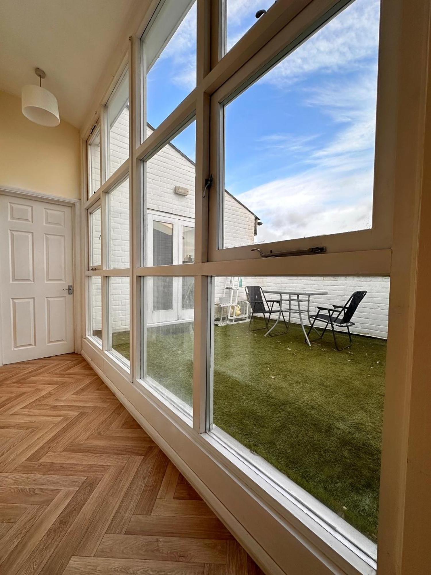 With Balcony - On High Street - Sleeps 6 Apartment