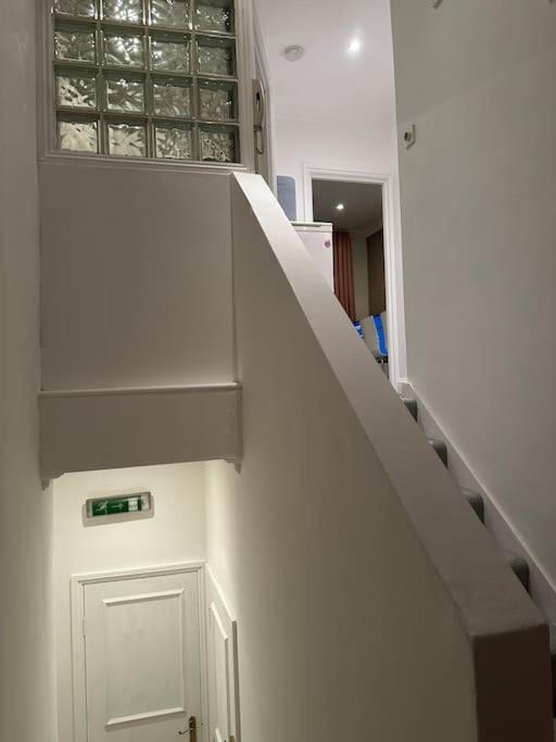 Entire Flat In Kensington Apartment