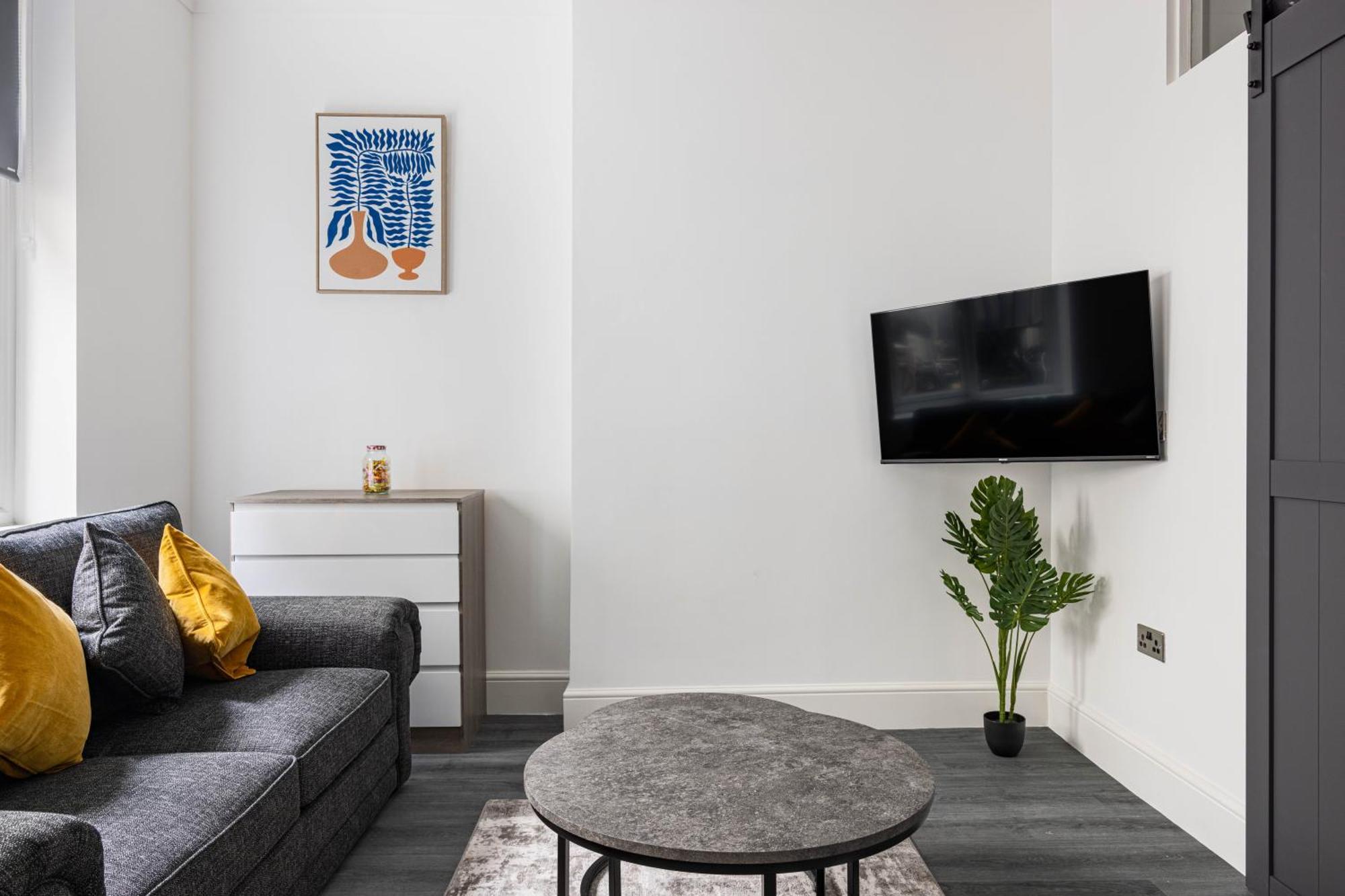 Edgware Road Apartment *