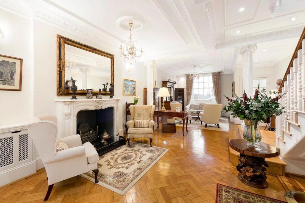 Royal Victorian Regency Palace Apartment *