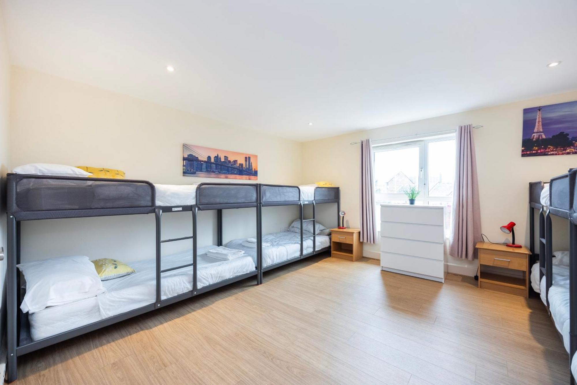Heads On Bed - Docklands Canary Wharf Excel * Londen