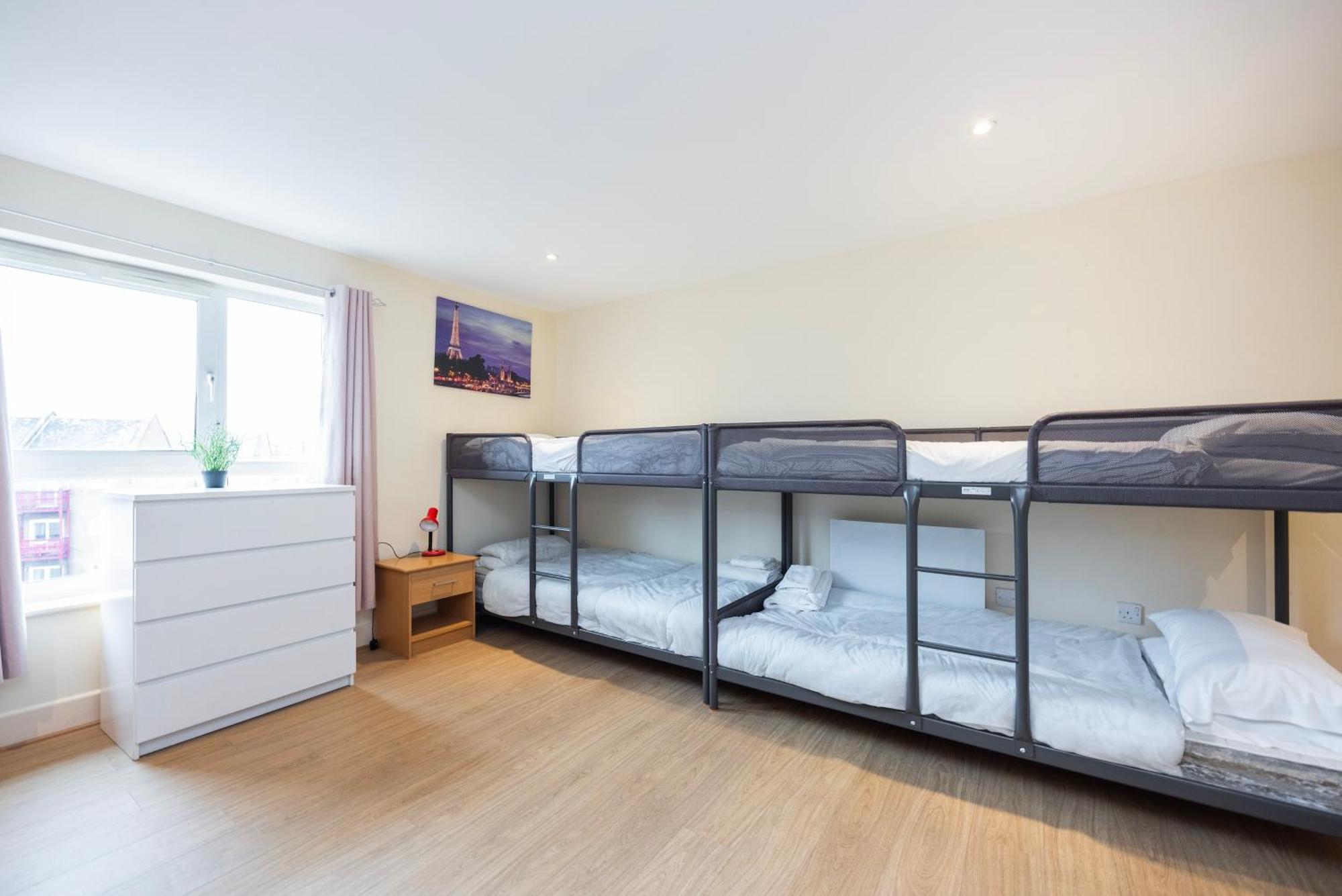Heads On Bed - Docklands Canary Wharf Excel Londen