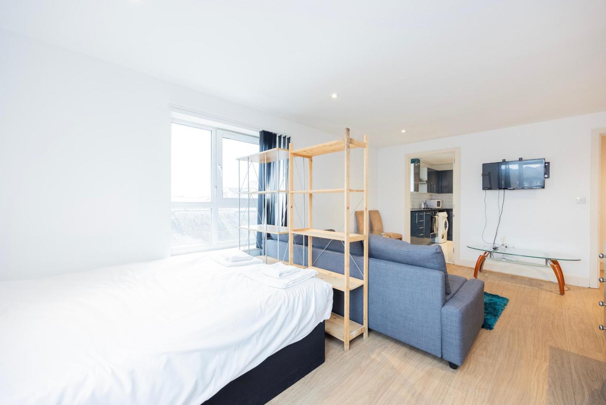 Heads On Bed - Docklands Canary Wharf Excel Londen