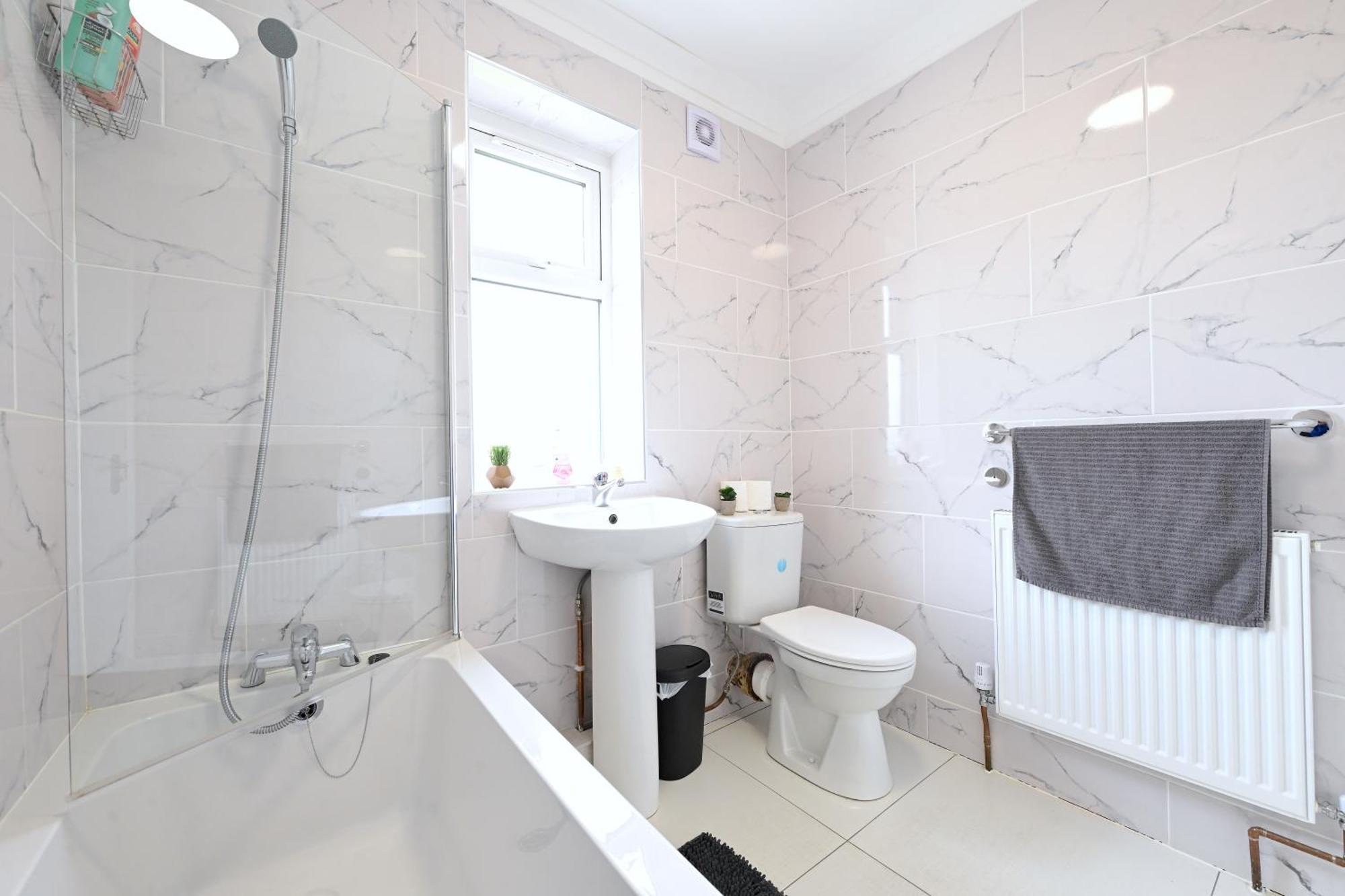 Spacious 5 Bedroom House Next To Tottenham Stadium Londen