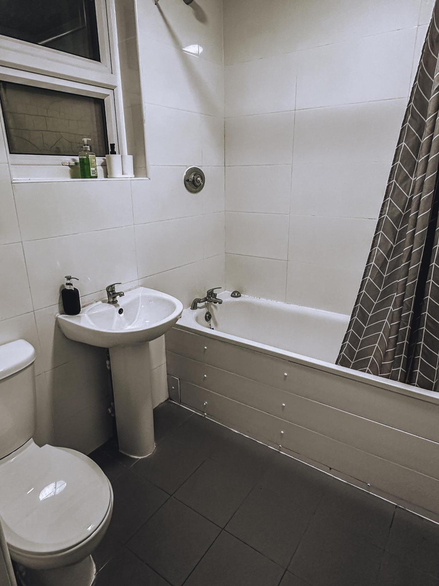 Spacious 3 In Tooting * Londen