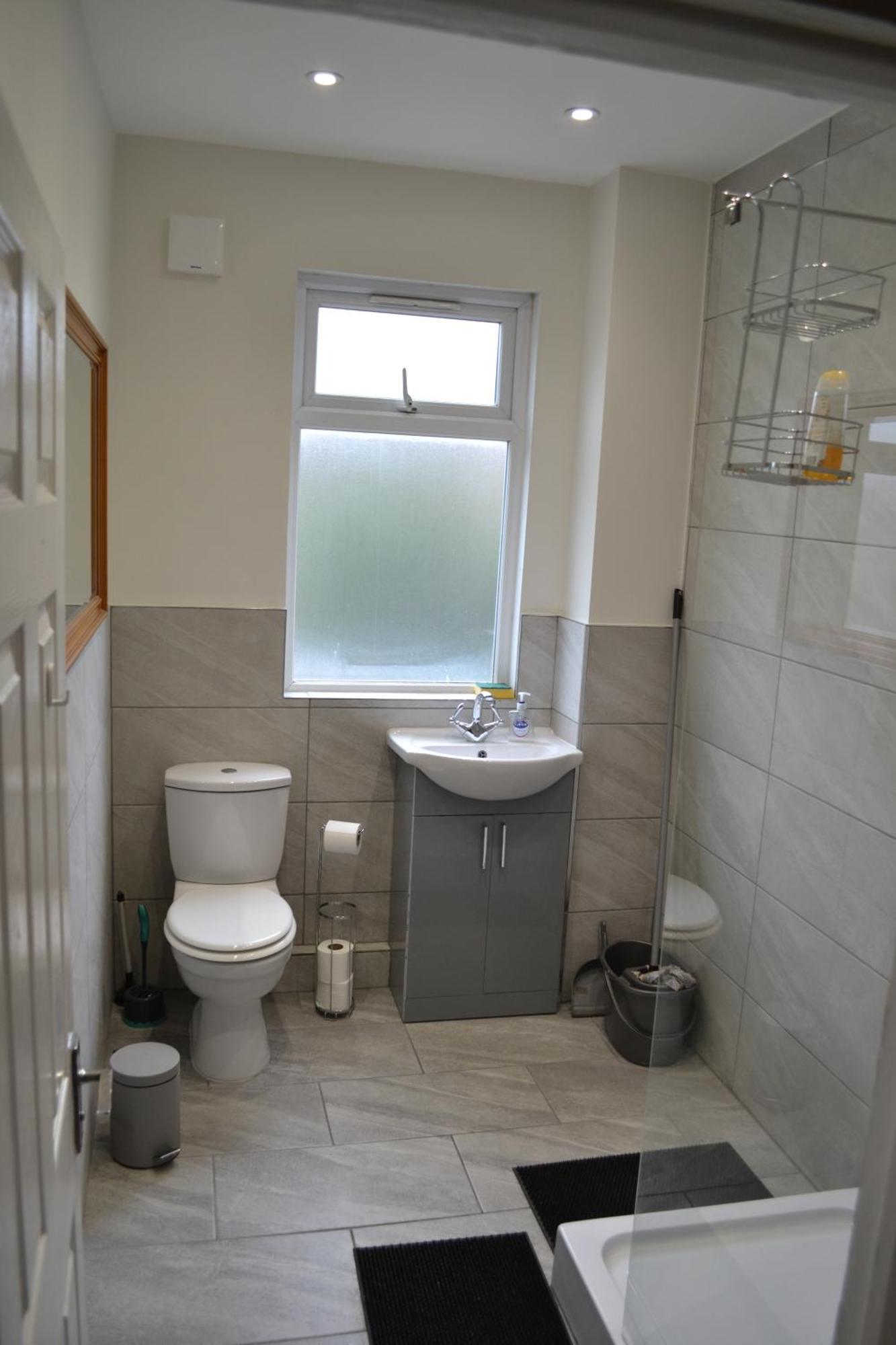 Three Bedroom Flat, Camborne Avenue W13 Holiday home London