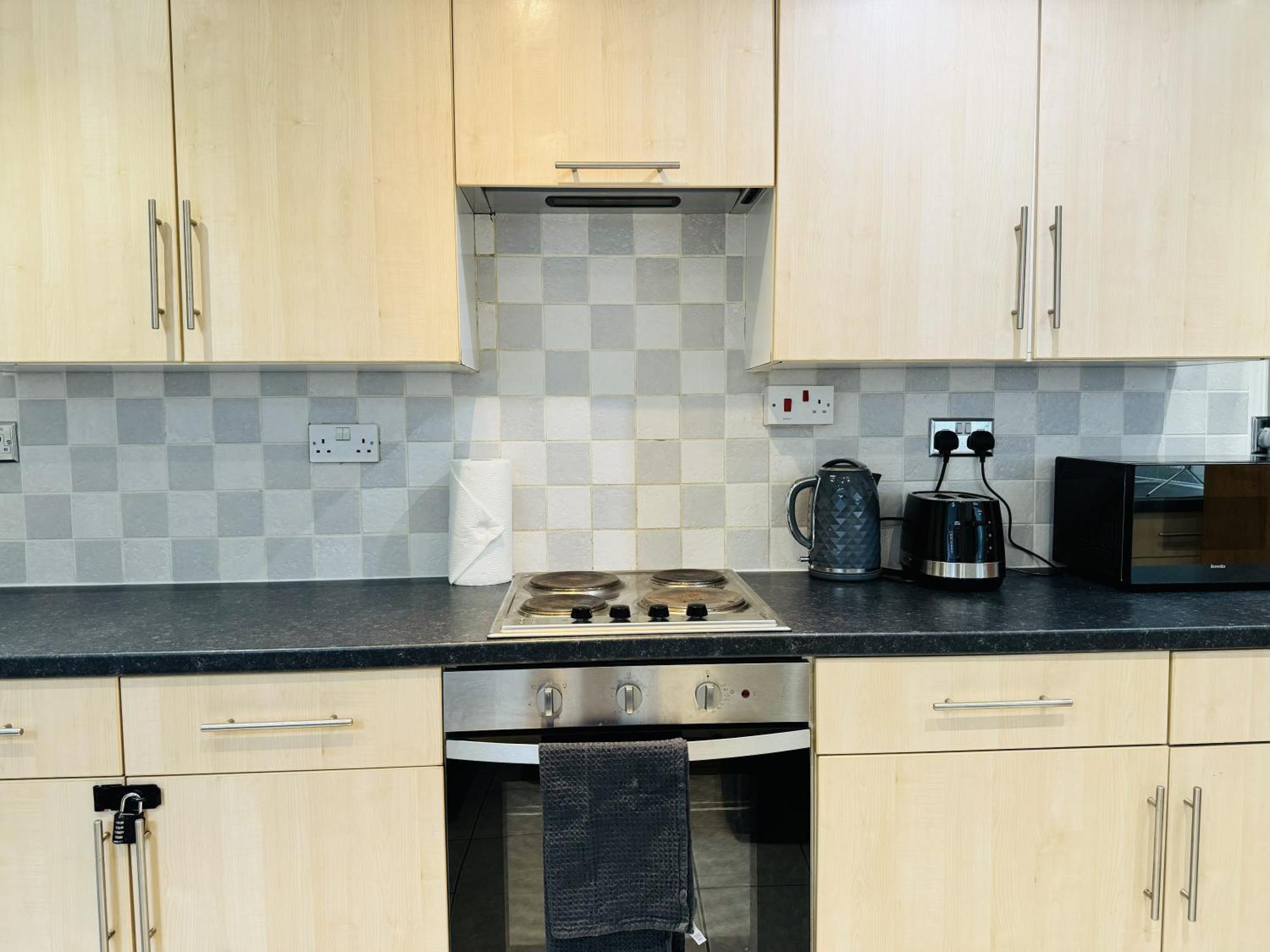 Falcon - 2 Bedroom Ground Floor Flat In * Londen