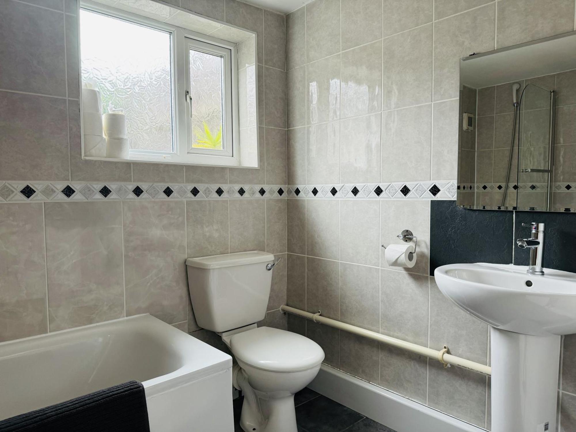 Appartement Falcon - 2 Bedroom Ground Floor Flat In Londen