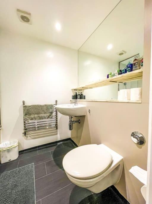 Apartment Central + Gym + Pool + Parking *