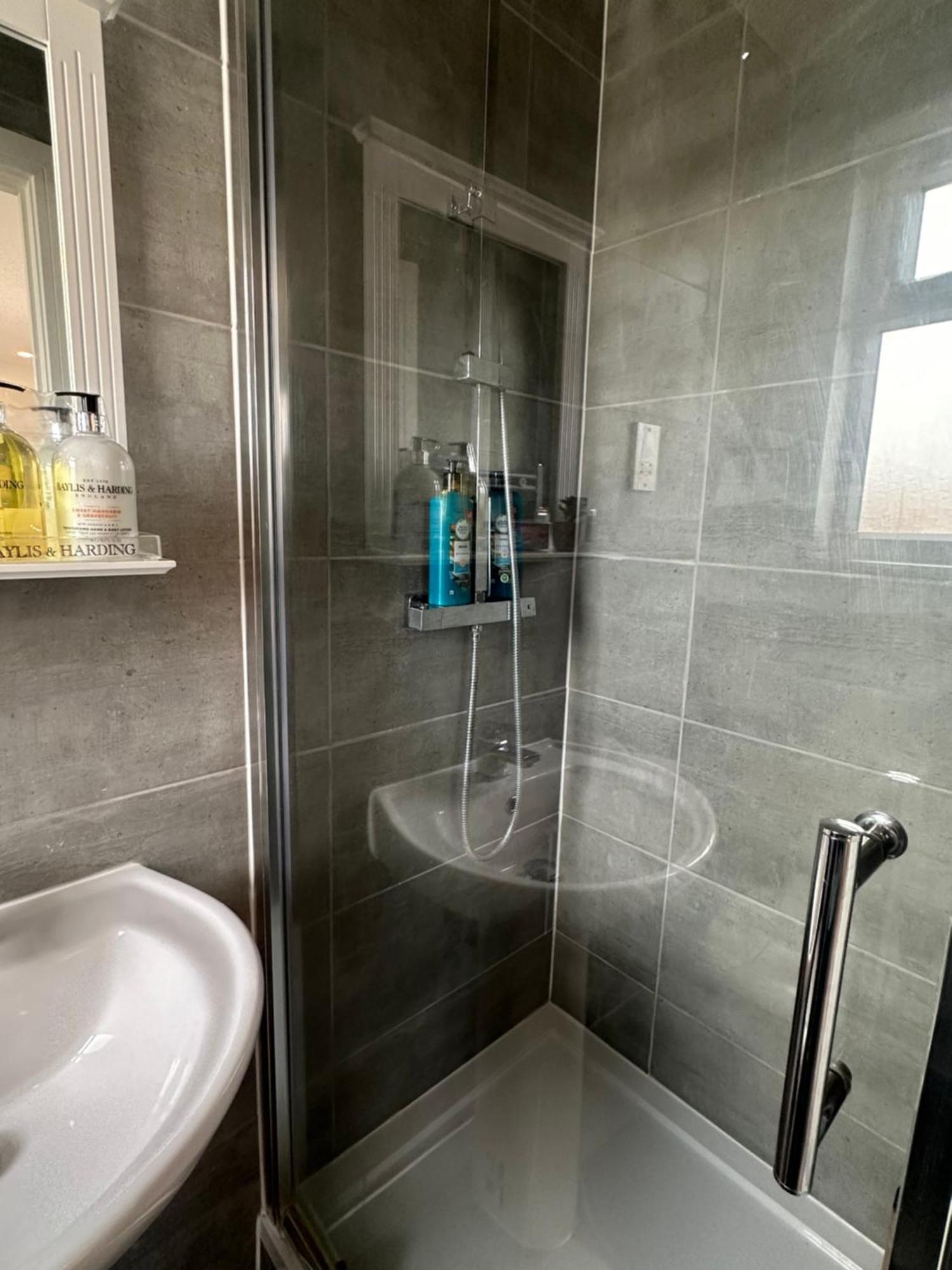Wonderful Ensuite In Wimbledon Gasthuis