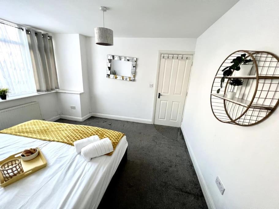 Modern 2 Bed Close To Mall With Parking & Garden Vakantiehuis