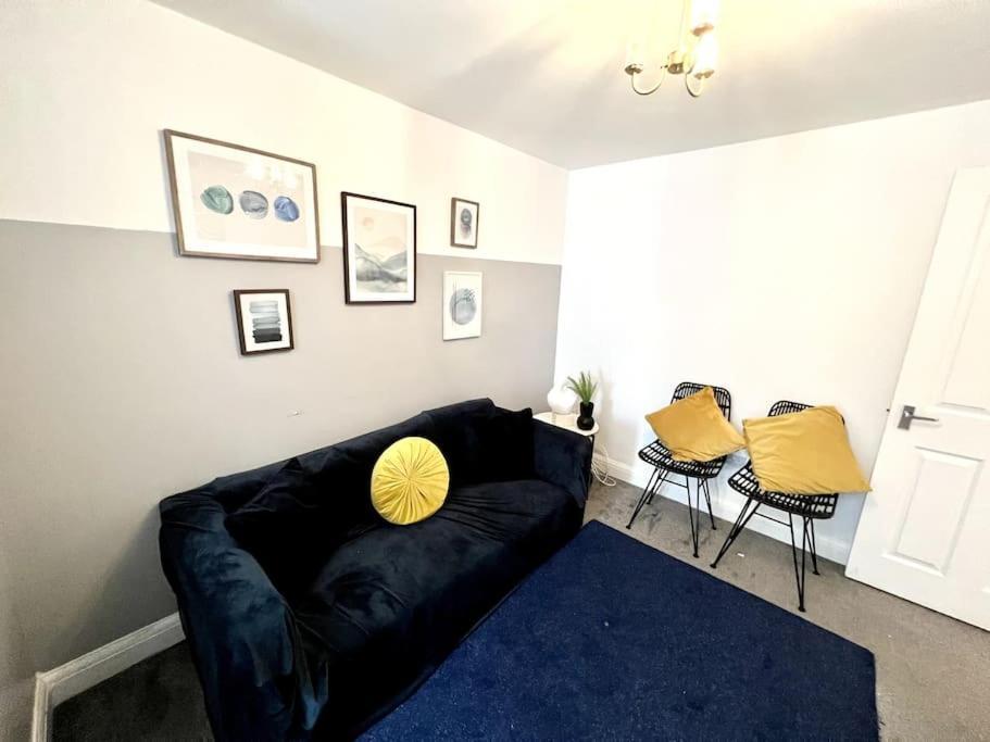 Vakantiehuis Modern 2 Bed Close To Mall With Parking & Garden *