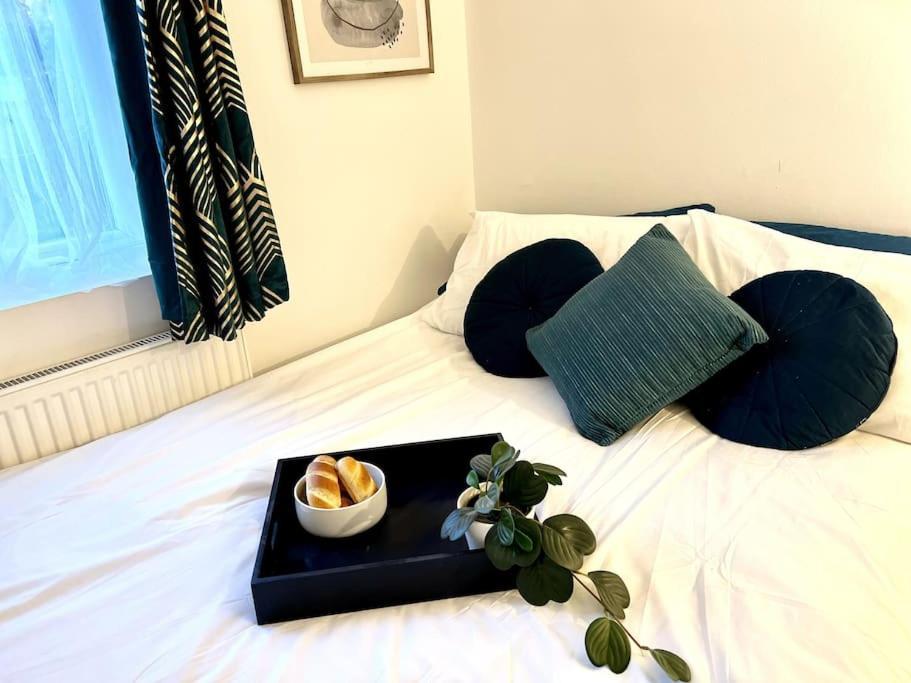 Vakantiehuis Modern 2 Bed Close To Mall With Parking & Garden Londen