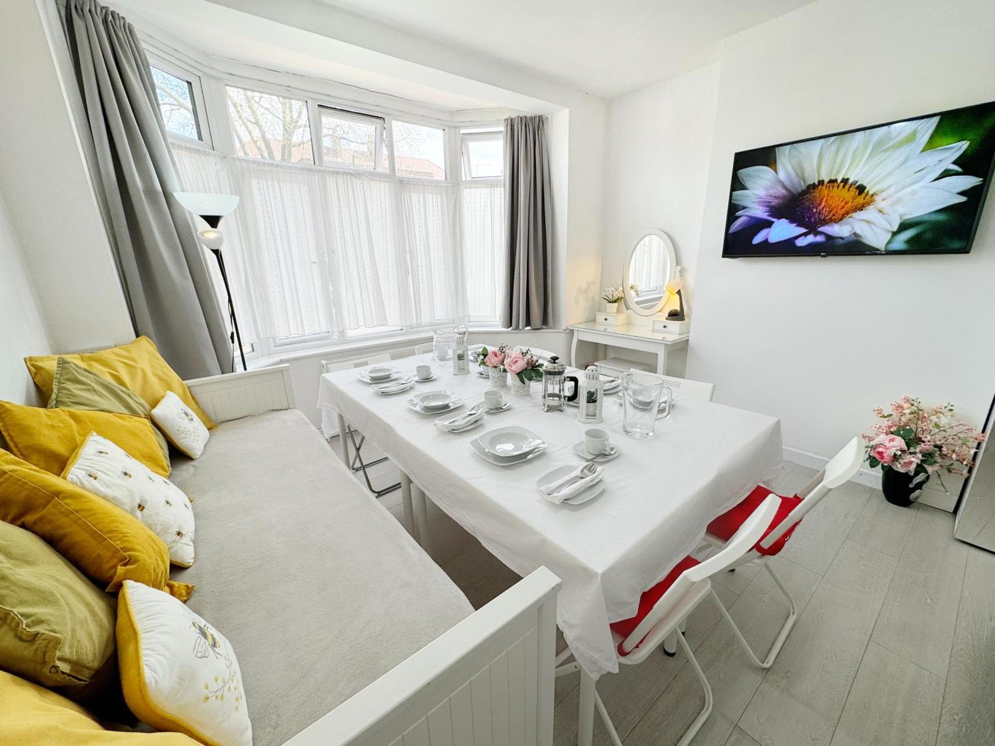 Gasthuis Luxurious House Near Excel- Air Conditioning, 9 Beds, 2 Baths, Garden, Fast Wifi *