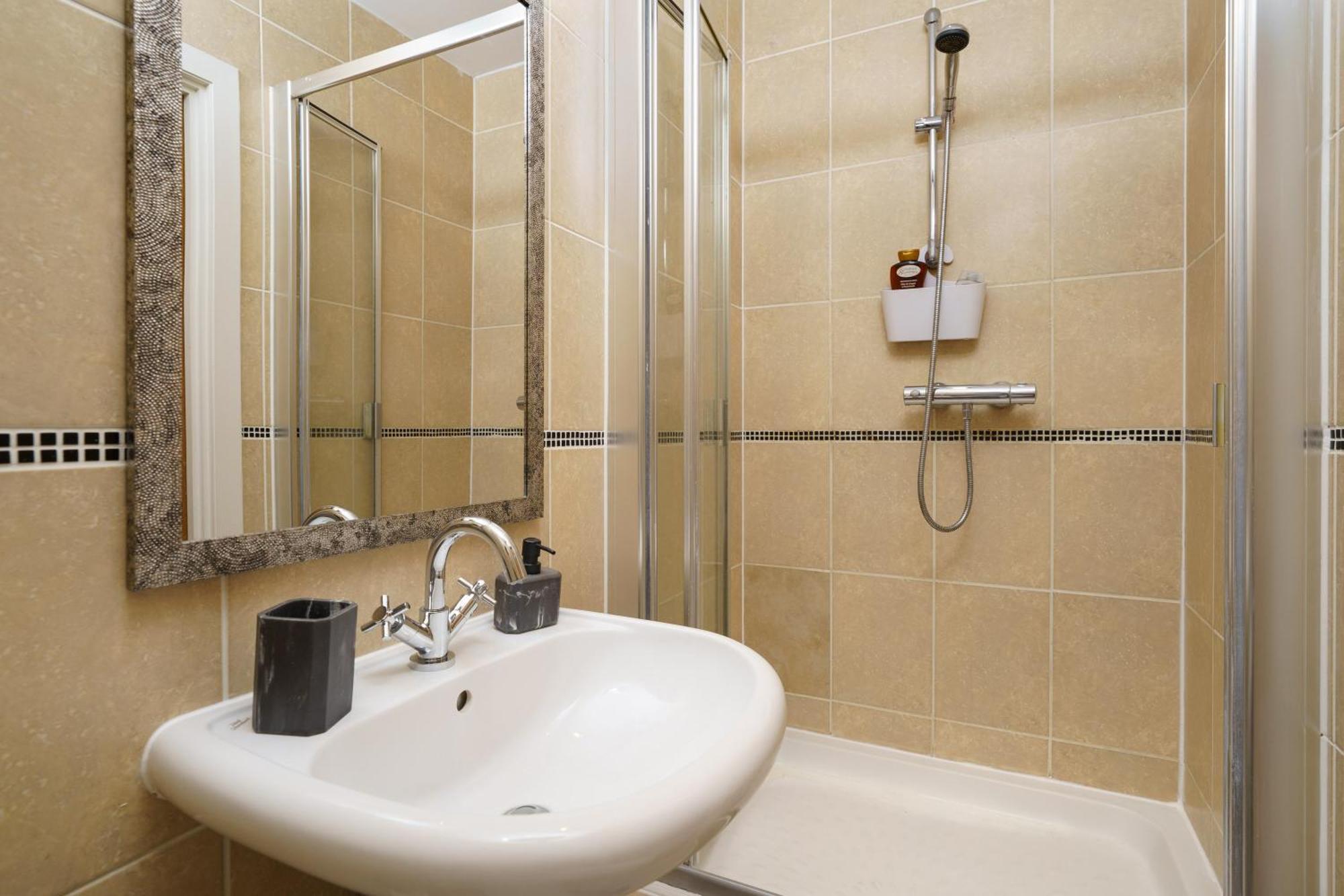 St George Wharf Apartment