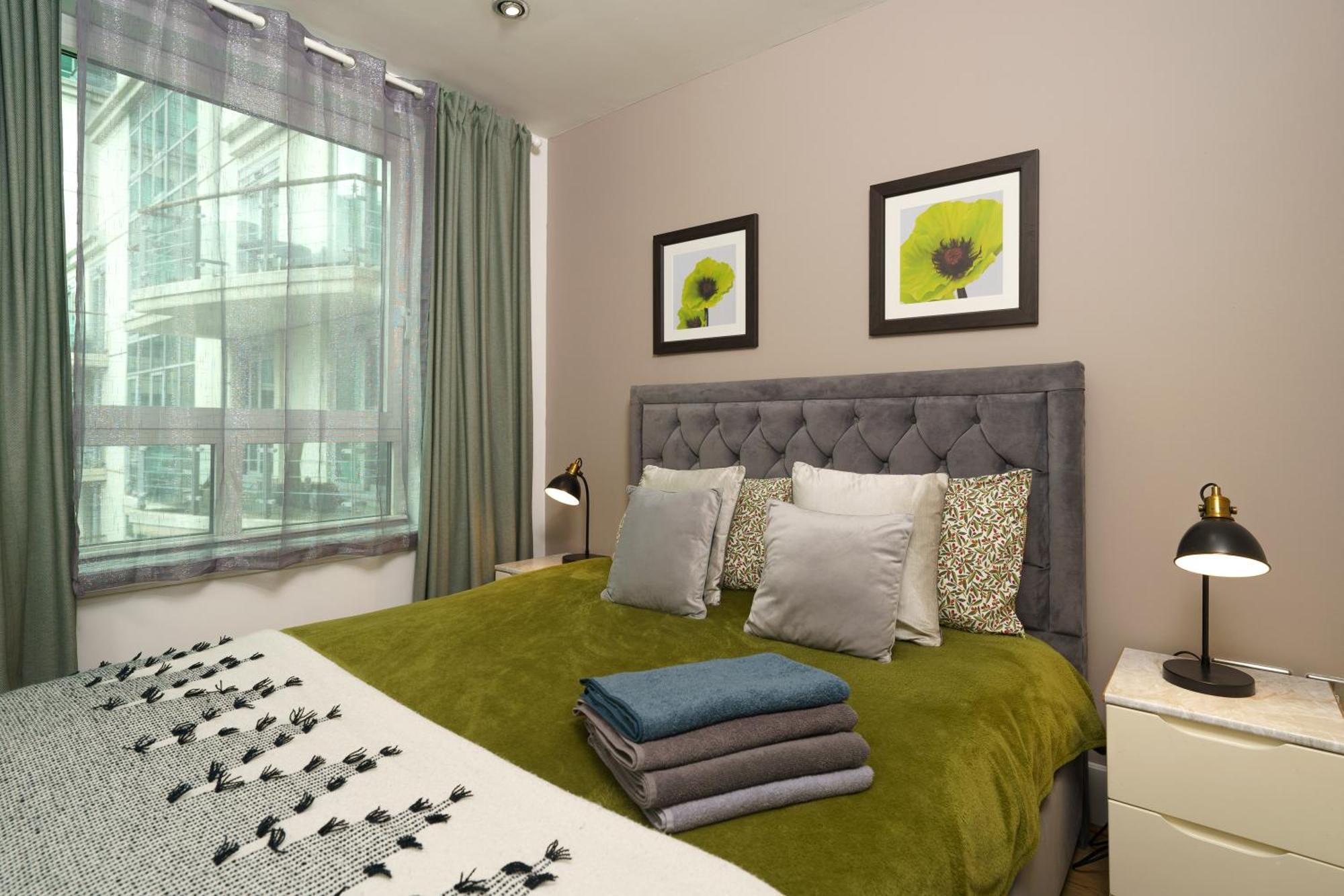 St George Wharf Apartment