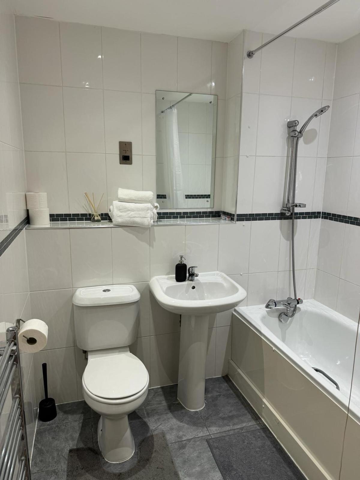 Spacious 2 Bedrooms In Stratford Apartment