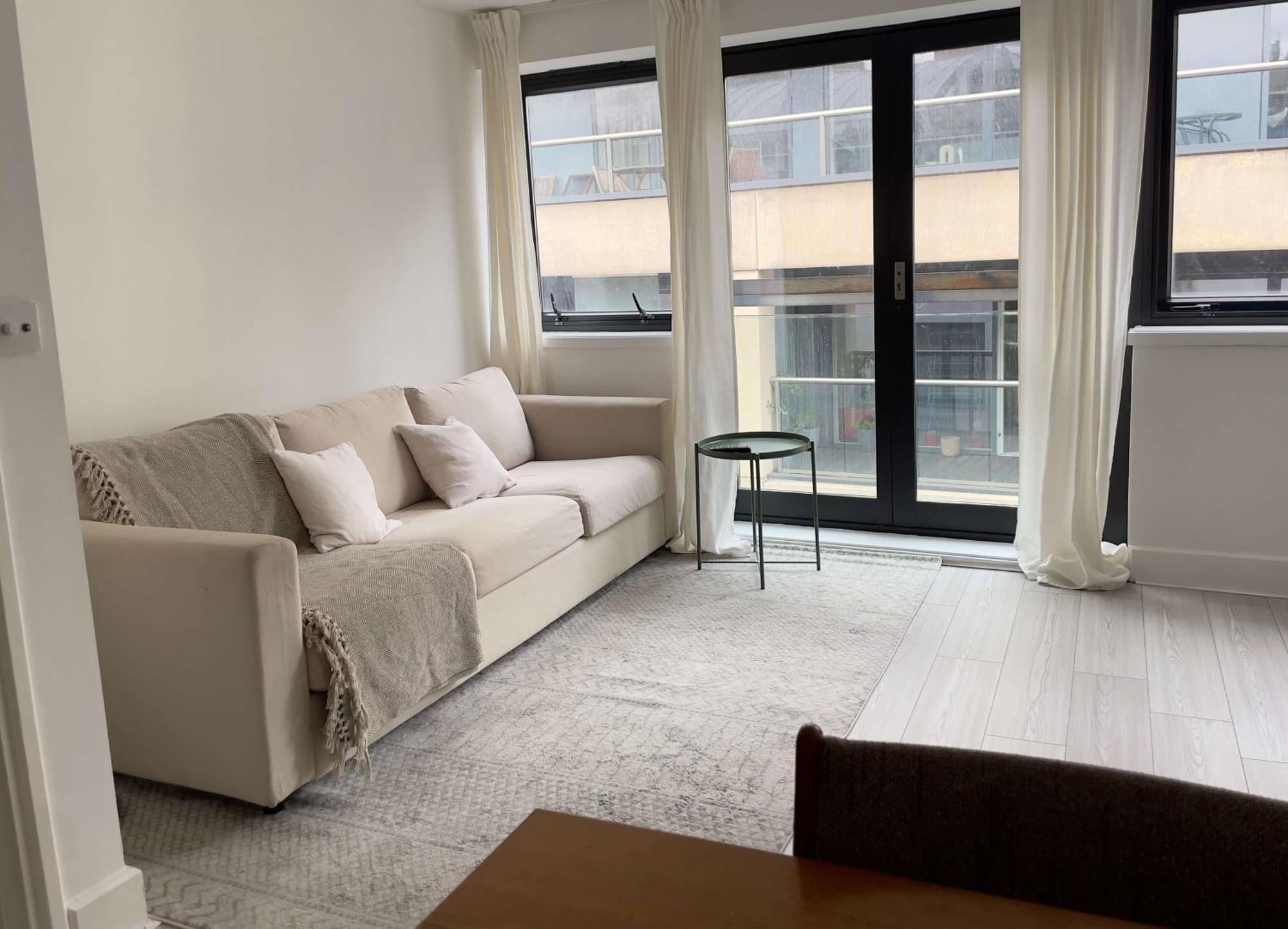 Bright And Beautiful 2bdr Flat Apartment *