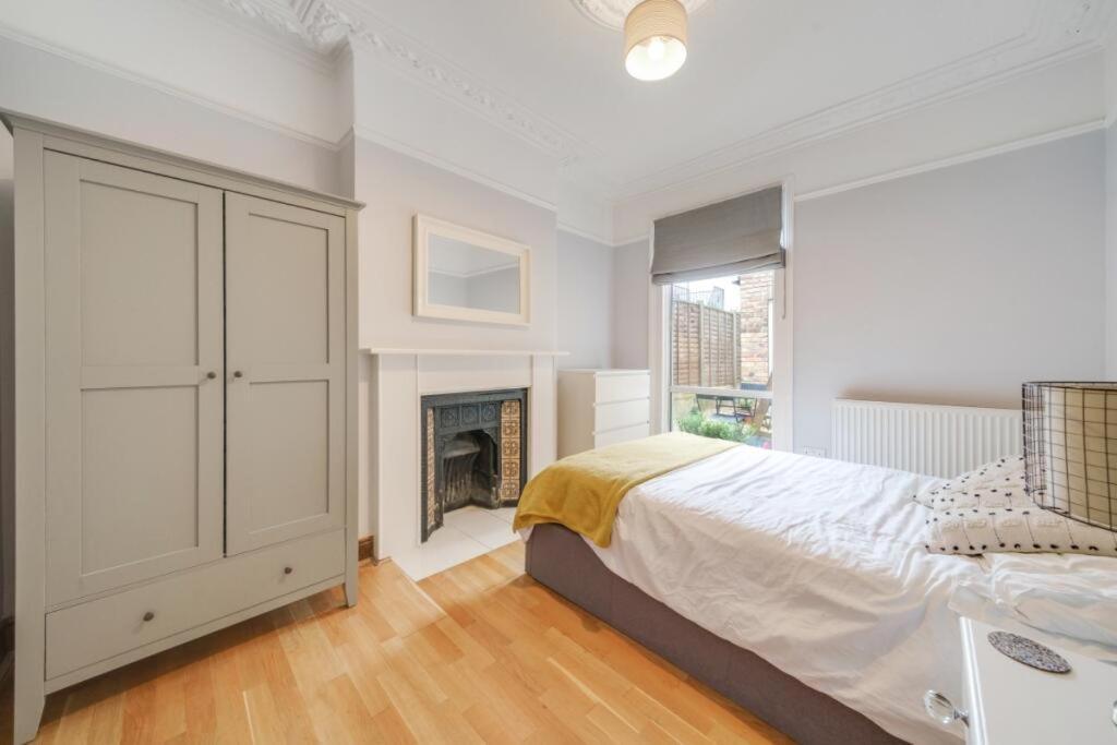 Apartment Large Two Bedroom London