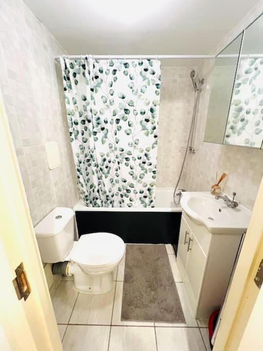 Excellent Two Bedroom Flat In Appartement Londen