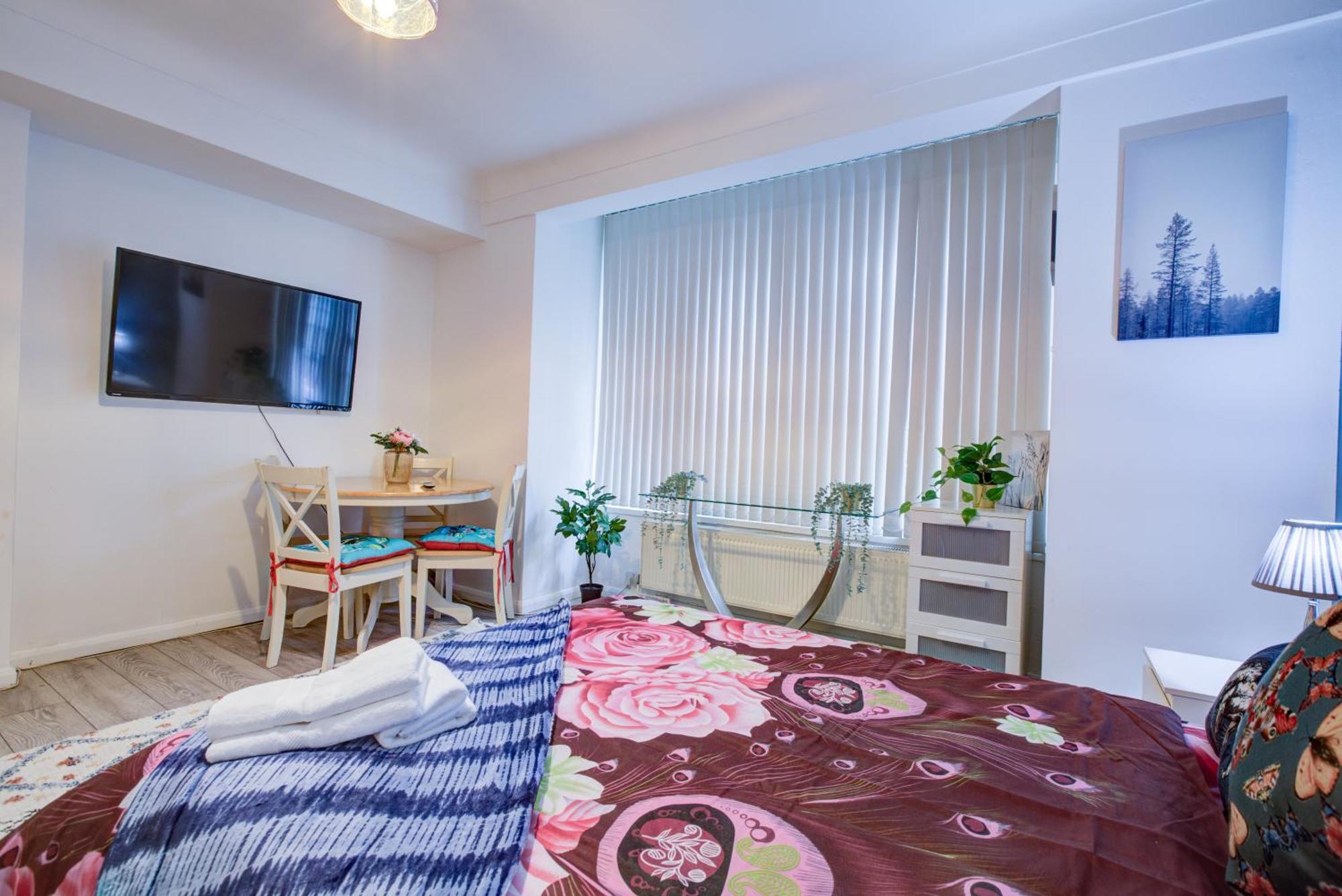 Apartment Lovely 2- Bedroom In London
