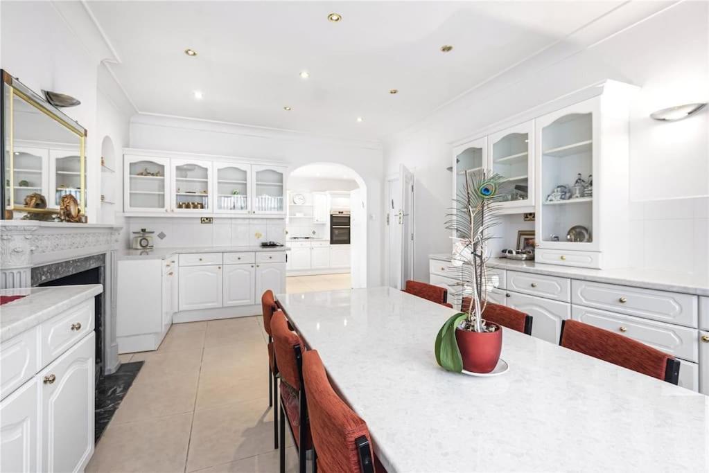 Large 5 Bedroom House In Finchley Apartment