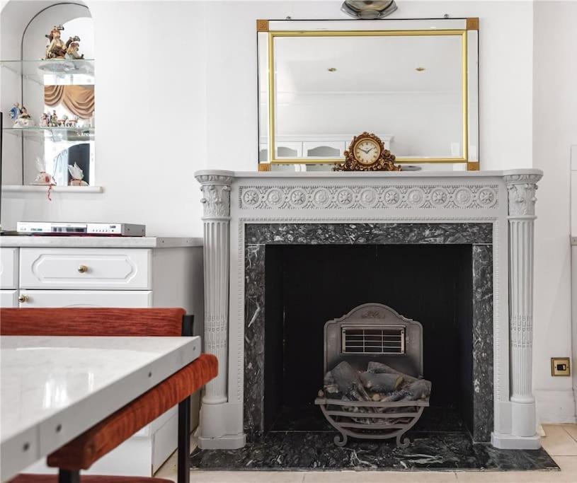 Large 5 Bedroom House In Finchley Apartment London