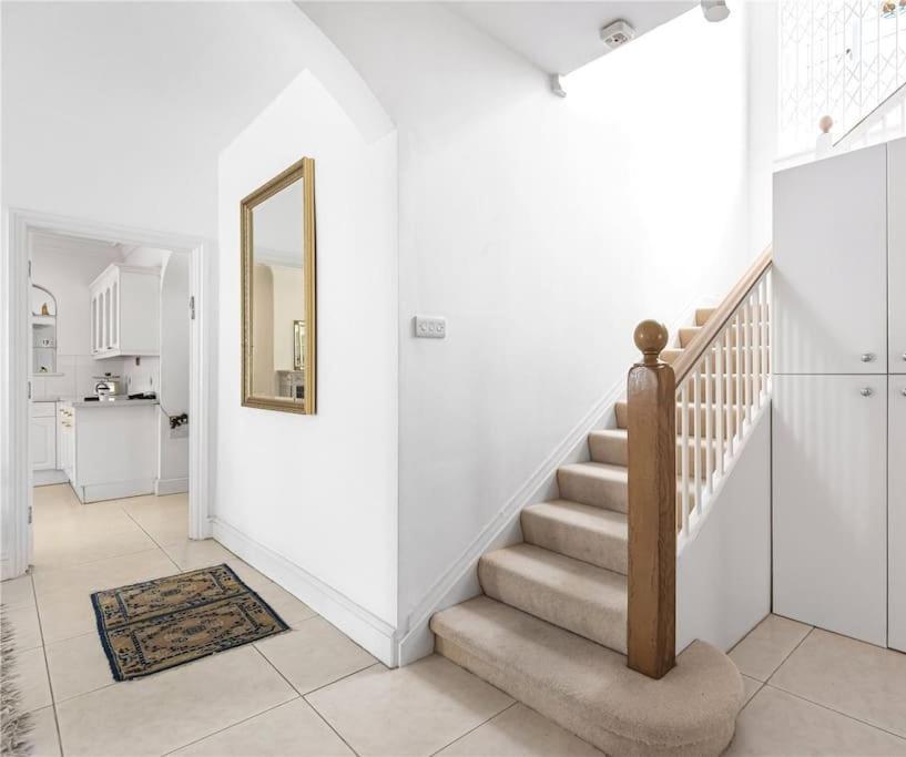 Large 5 Bedroom House In Finchley London