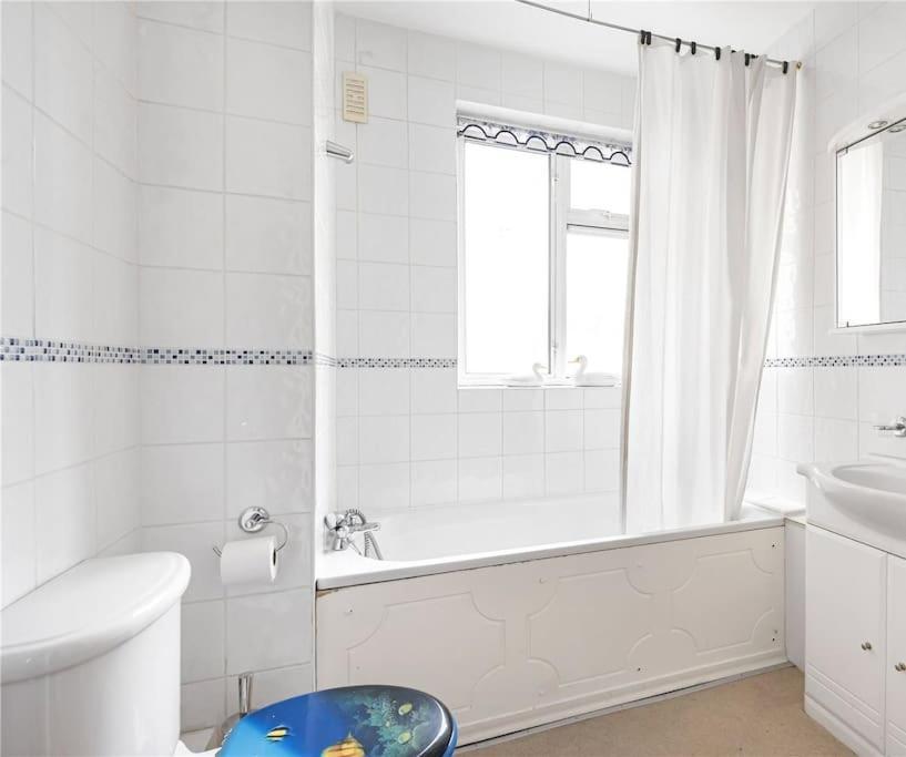 Large 5 Bedroom House In Finchley Apartment