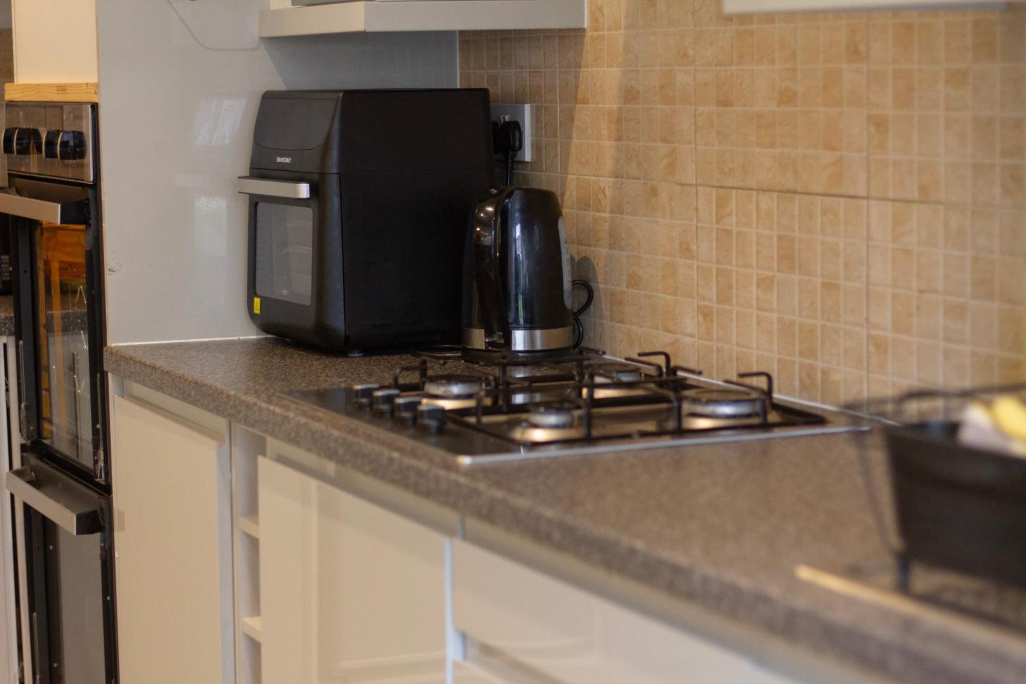 Spacious 4-bedroom Townhouse With Garden- Perfect For Groups! Сasa de vacaciones