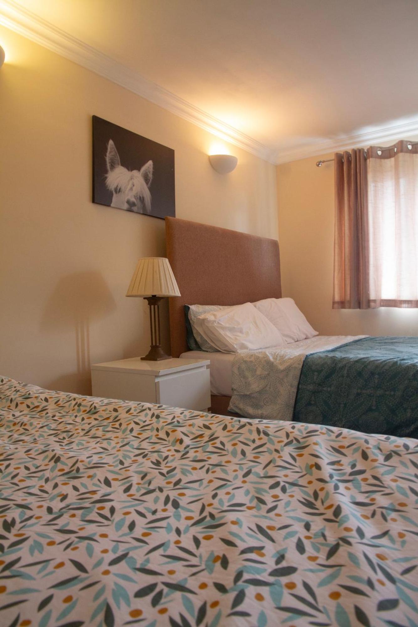 Spacious 4-bedroom Townhouse With Garden- Perfect For Groups! Сasa de vacaciones Londres