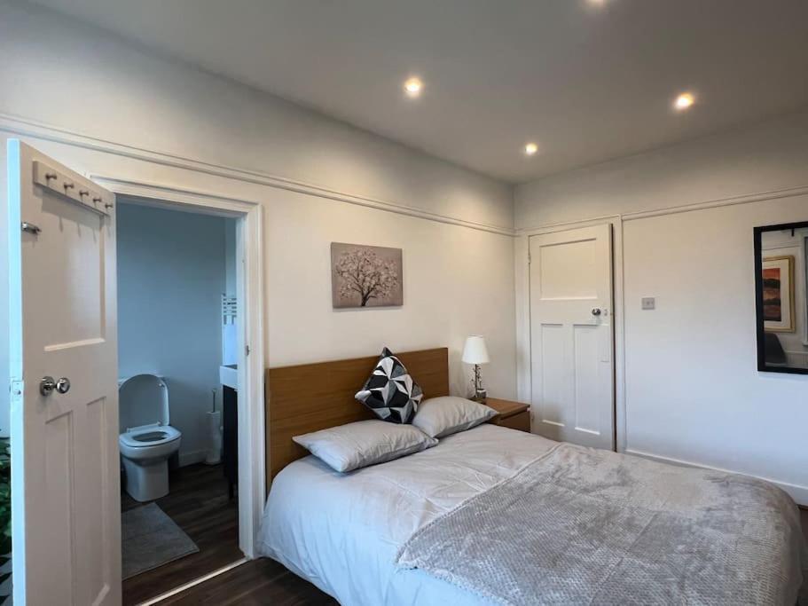 3 Bed Luxury House, 10 Min Walk To Underground Сasa de vacaciones