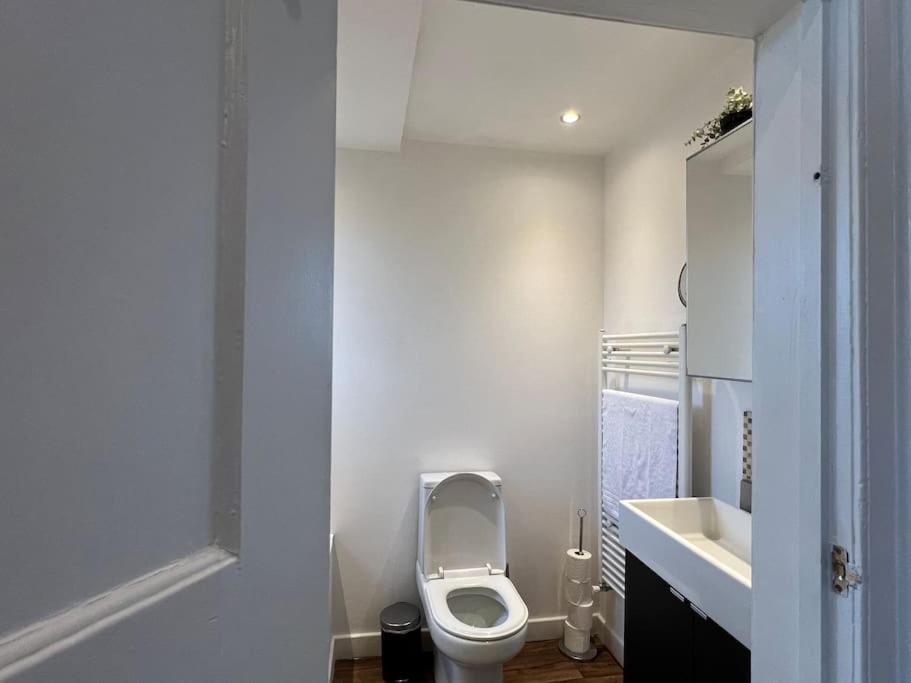 3 Bed Luxury House, 10 Min Walk To Underground Сasa de vacaciones