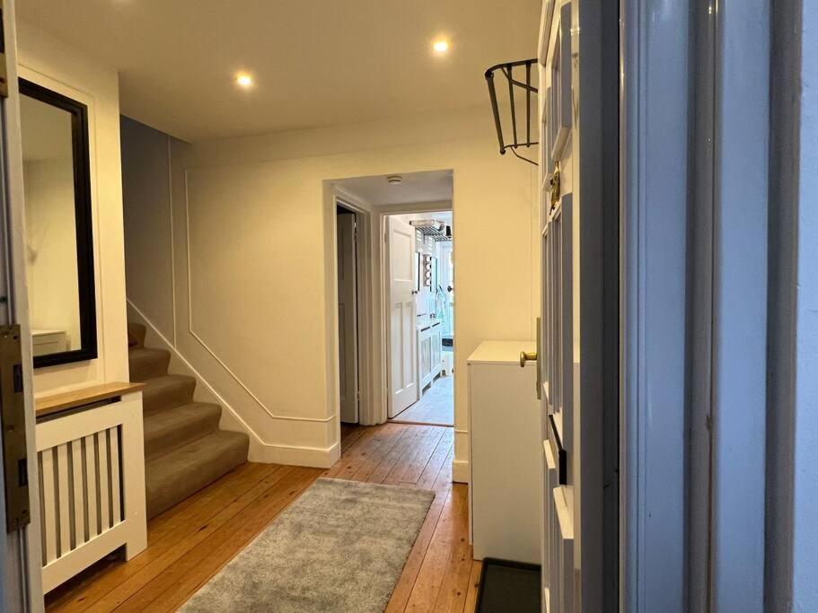 Сasa de vacaciones 3 Bed Luxury House, 10 Min Walk To Underground Londres