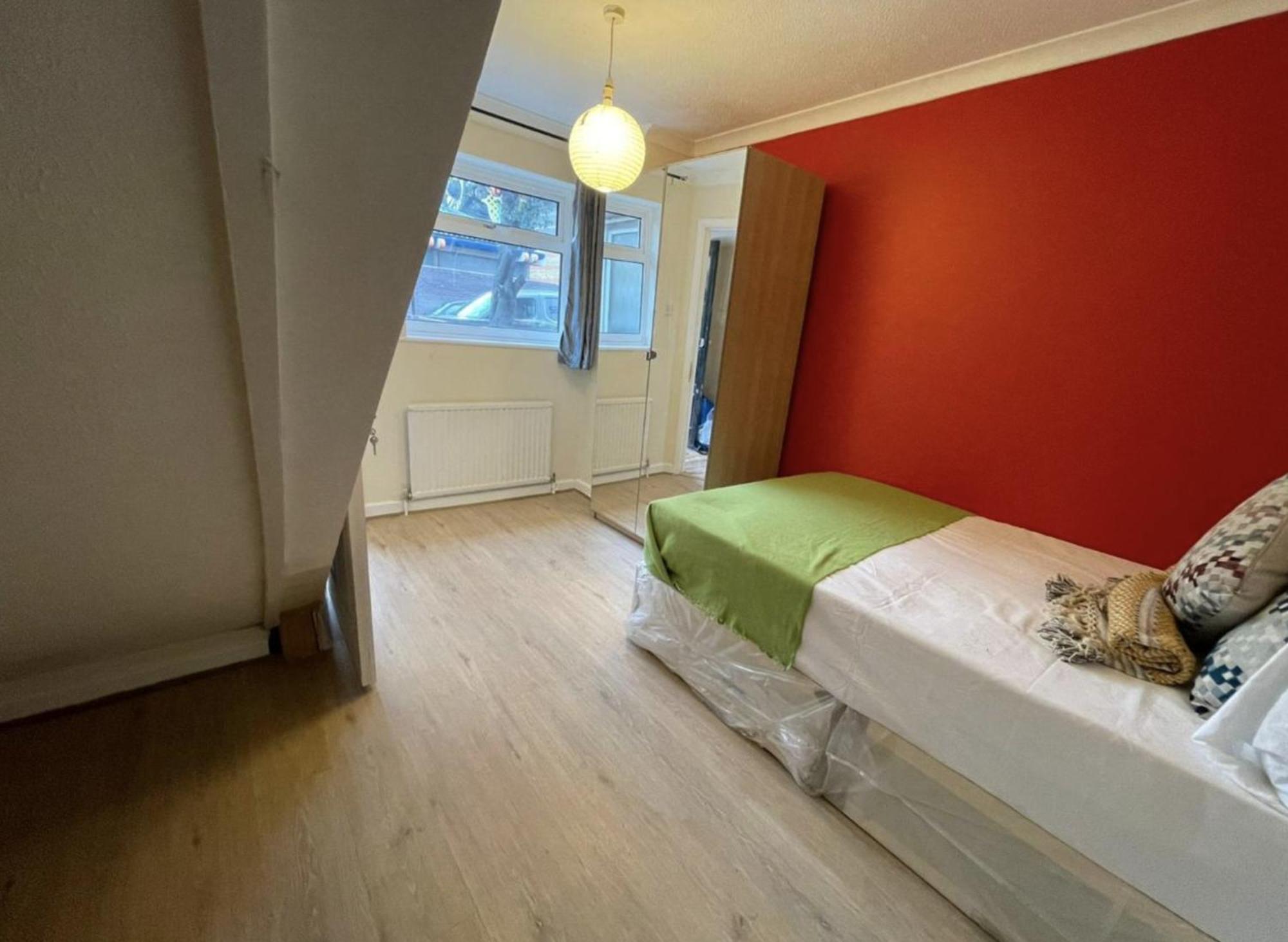 Cozy Urban Retreat: Shared Flat Living In The Heart Of E14 *